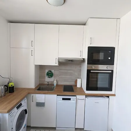 Lägenhet Reina Apartment- Next To Zoo And Close To Mall Paradise *